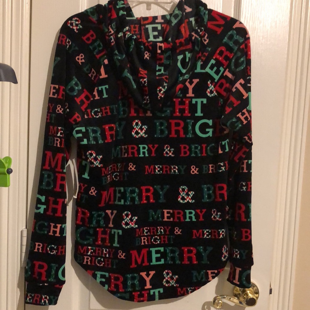 NWT NO BOUNDARIES MERRY AND BRIGHT SHIRT. - Picture 3 of 4